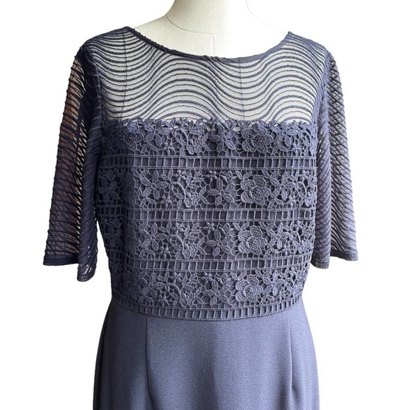 Katherine Kelly Navy Lace Inset Short Sleeve Midi Sheath Dress in size 10. - Picture 5 of 14
